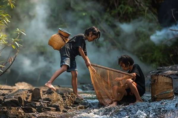 Nằm mơ thấy bắt cá đánh con gì? Giải mã con số may mắn