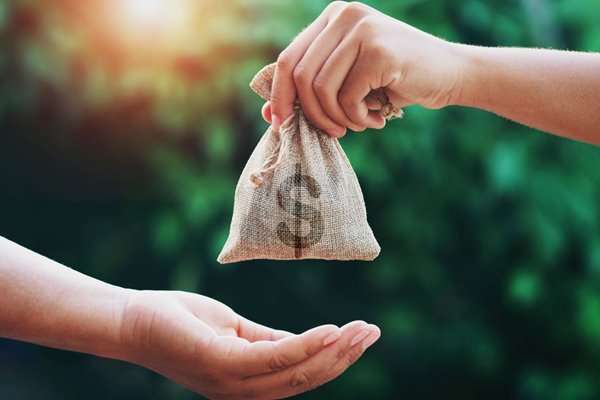 Nằm mơ thấy người ta cho tiền đánh số gì? Tổng hợp con số may mắn 1